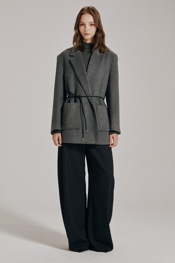 차콜 컬러의 울 벨티드 재킷입니다. 가을과 겨울에 착용하기 좋은 두꺼운 두께감의 오버핏 재킷으로, 벨트 디테일이 허리 라인을 잡아주어 클래식하고 시크한 무드를 연출합니다. 무지 디자인에 긴 소매 기장과 포켓 디테일로 실용성을 더했습니다. 오피스룩, 출근룩, 모임룩 등 다양한 TPO에 활용할 수 있습니다.
