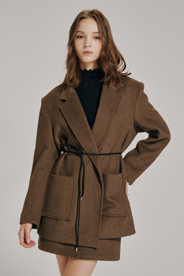 세련된 분위기를 연출하는 울 벨티드 재킷 - 브라운입니다. 가을, 겨울 시즌에 어울리는 두꺼운 울 소재로 제작되어 따뜻하고 포근한 착용감을 선사합니다. 허리 벨트로 라인을 잡아 더욱 슬림하고 세련된 핏을 연출하며, 미니멀하고 클래식한 디자인으로 출근룩, 오피스룩, 모임룩 등 다양한 TPO에 활용 가능합니다. 브라운 컬러와 무지 패턴이 어우러져 시크하면서도 세련된 스타일을 완성합니다. 긴 소매 기장과 포켓 디테일이 실용성을 더해줍니다.

