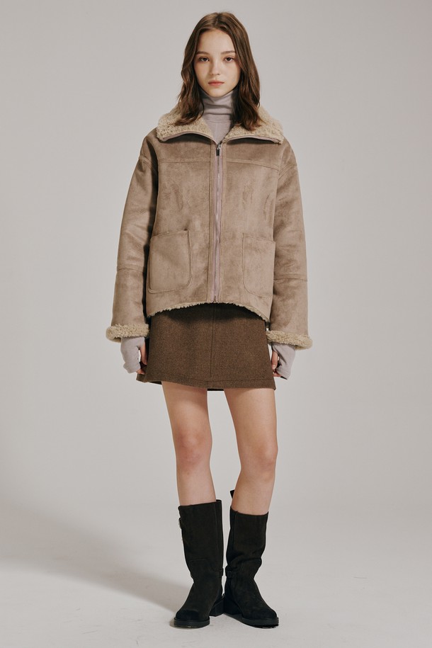 모카 컬러의 리버시블 스웨이드 무스탕입니다. 캐주얼 및 미니멀 스타일을 연출하기 좋으며, 가을과 겨울에 따뜻하게 착용할 수 있습니다. 부드러운 스웨이드 소재로 제작되어 편안한 촉감을 선사하며, 두꺼운 두께감으로 보온성을 높였습니다. 크롭 기장의 레귤러핏 디자인과 집업 여밈 방식으로 간편하게 착용할 수 있습니다. 양면 착용이 가능하여 다양한 스타일을 연출할 수 있는 실용적인 아우터입니다.
