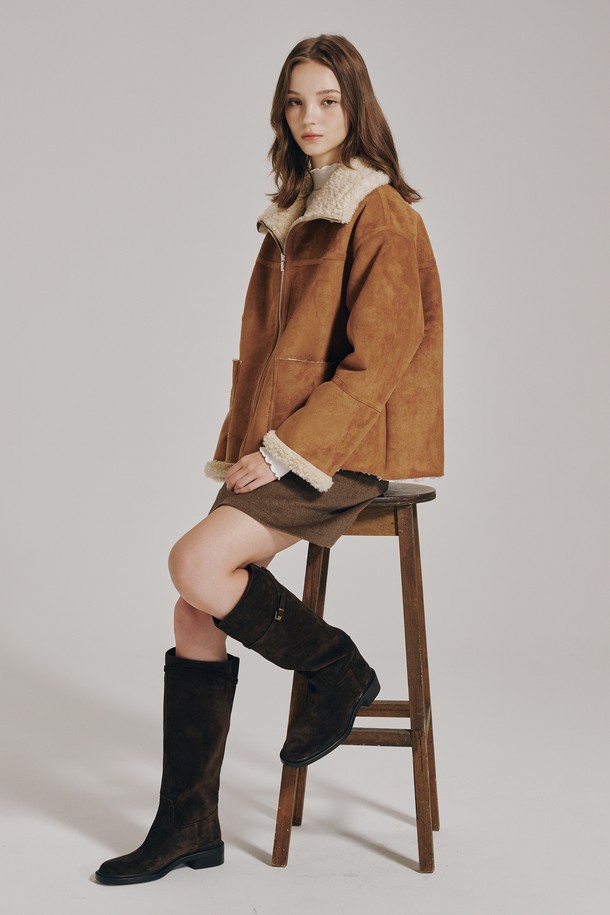 리버시블 스웨이드 무스탕 - 카멜은 여성용 아우터로, 가을과 겨울에 따뜻하게 입을 수 있는 제품입니다. 부드러운 스웨이드 소재와 안감의 퍼가 특징이며, 캐주얼 및 베이직 스타일을 연출하기 좋습니다. 무지 디자인에 루즈핏과 크롭 기장으로 편안함과 스타일리시함을 동시에 만족시킵니다. 집업 방식으로 간편하게 착용 가능하며, 리버시블 디자인으로 다양한 스타일 연출이 가능합니다.
