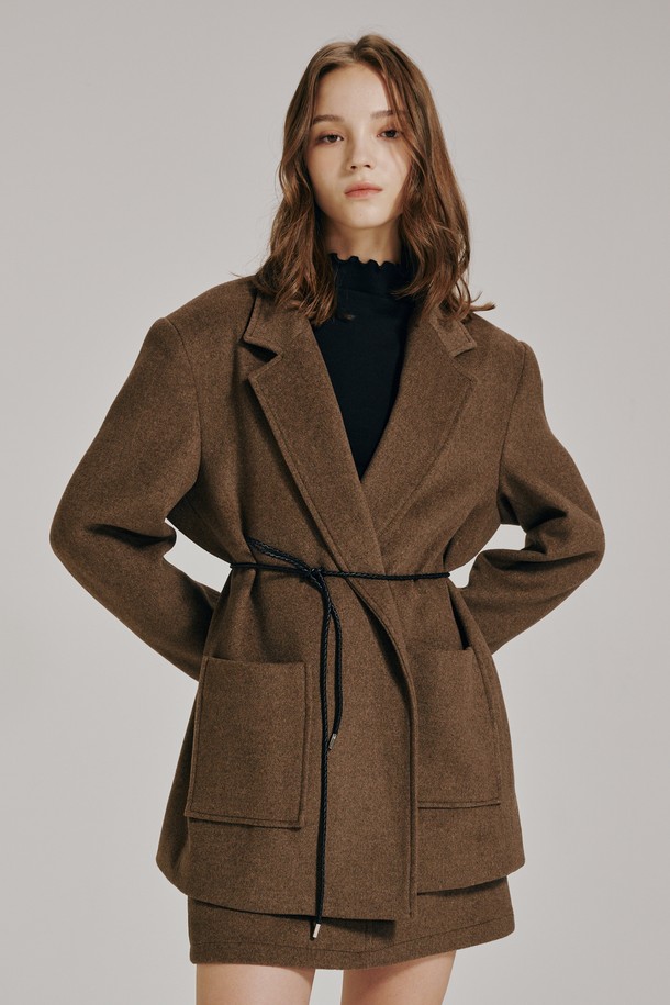 **울 벨티드 자켓 셋업 - 브라운**

세련된 무드의 여성 울 벨티드 자켓 셋업입니다. 가을과 겨울, 두꺼운 울 소재로 따뜻하게 착용할 수 있으며, 레귤러 핏 디자인이 특징입니다. 브라운 컬러의 무지 패턴으로 클래식하고 미니멀한 스타일을 연출합니다. 허리 벨트로 포인트를 주어 시크한 분위기를 더하며, 오피스룩, 출근룩, 모임룩 등 다양한 TPO에 활용 가능합니다. 긴소매 자켓으로 세련된 룩을 완성해 보세요.
