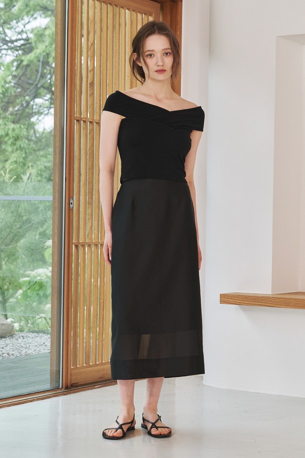 시스루 레이어드 스커트 - 블랙은 여성스러운 무드를 연출하는 데일리 스커트입니다. 얇고 부드러운 폴리에스테르 소재로 제작되어 여름철 시원하게 착용 가능하며, 미니멀한 디자인과 H라인 핏으로 시크한 스타일을 완성합니다. 시스루 레이어드 디테일이 돋보이며, 데이트룩이나 카페룩에 잘 어울립니다. 약간의 신축성으로 편안한 착용감을 선사하는 미디 기장의 블랙 스커트입니다.
