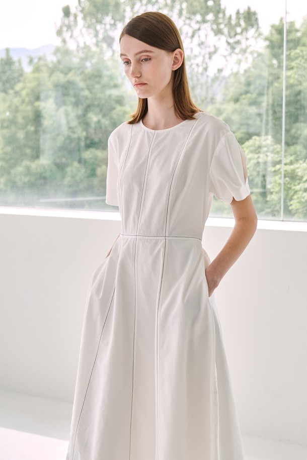 스티치 플레어 드레스 - 화이트는 부드러운 촉감의 나일론, 레이온 혼방 소재로 제작된 여성용 플레어 원피스입니다. 라운드넥 디자인에 반소매 기장이며, 중간 두께감으로 여름철 데일리 및 캐주얼 스타일링에 적합합니다. 스커트 부분 안감 처리가 되어 있으며, 콘트라스트 스티치 디테일이 특징입니다. 카페룩, 쇼핑룩 등 다양한 TPO에 미니멀, 캐주얼, 클래식 스타일로 연출할 수 있습니다.
