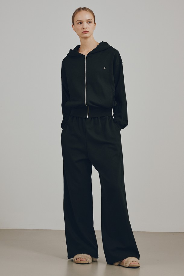 와이드 밴딩 코튼 팬츠는 편안함과 스타일을 모두 갖춘 데일리 팬츠입니다. 블랙과 멜란지 그레이 두 가지 색상으로 출시되어 어떤 상의와도 쉽게 매치할 수 있습니다. 면과 폴리에스테르 혼방 소재로 제작되어 부드러운 촉감과 적당한 두께감으로 사계절 내내 활용 가능합니다. 와이드 핏에 밴딩 허리 디자인으로 편안한 착용감을 제공하며, 신축성 있는 소재가 활동성을 높여줍니다.  Essential 후디 집업과 함께 세트로 착용하여 더욱 스타일리시한 룩을 연출할 수 있습니다.
