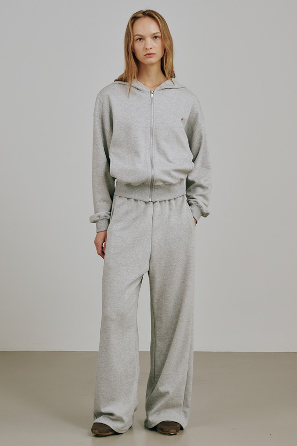 와이드 밴딩 코튼 팬츠는 멜란지 그레이 색상의 편안한 착용감을 선사하는 바지입니다. 밴딩 허리 디자인과 와이드 핏으로 편안함과 스타일을 동시에 잡았습니다. 면과 폴리에스테르 혼방 소재로 제작되어 부드러운 촉감과 중간 두께감으로 사계절 내내 활용 가능합니다. 캐주얼, 베이직 스타일로 데일리룩에 적합하며, 특히 동네 마실룩, 집콕룩, 여행룩에 잘 어울립니다. Essential Hood Zip Up (에센셜 후드 집업)과 함께 세련된 세트 스타일링을 연출할 수 있습니다.
