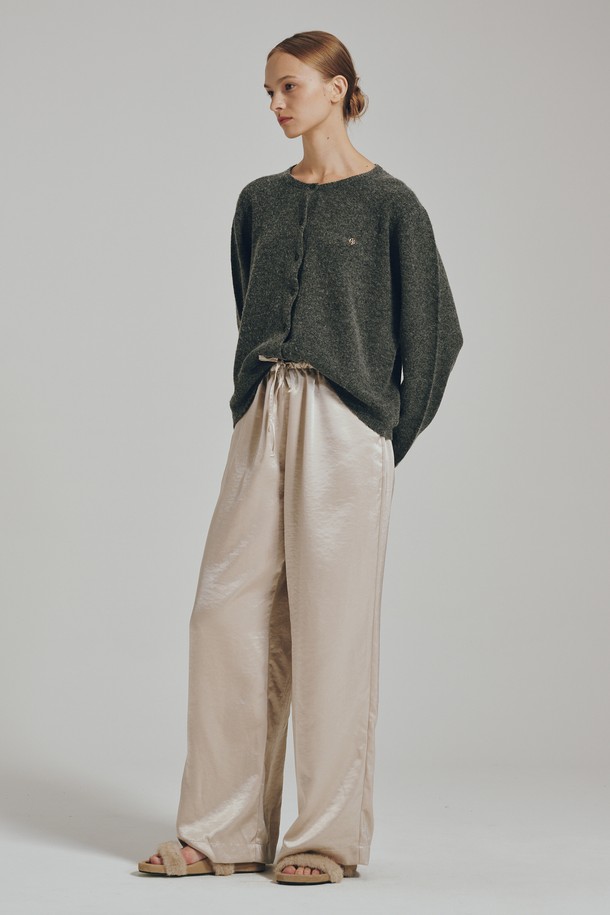 라이트 베이지 컬러의 새틴 밴딩 팬츠입니다. 부드러운 폴리에스테르 소재로 제작되어 편안한 착용감을 선사하며, 봄, 여름, 가을 시즌에 활용하기 좋습니다. 허리 스트링 디테일과 신축성 있는 허리 밴딩으로 편안함과 스타일을 동시에 잡았습니다. 와이드 핏과 웨이브라이크 실루엣이 캐주얼하면서도 세련된 무드를 연출하며, 동네 마실룩, 카페룩, 여행룩 등 다양한 TPO에 매치하기 좋습니다. 미니멀, 클래식 스타일을 즐겨 입는 여성분들께 추천합니다.
