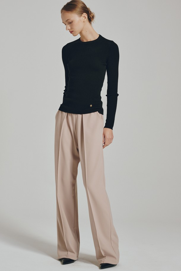 라이트 베이지 컬러의 원턱 밴딩 팬츠는 여성들을 위한 편안하고 스타일리시한 데일리 팬츠입니다. 봄, 가을 시즌에 적합하며, 미니멀하고 베이직한 스타일을 연출할 수 있습니다. 부드러운 폴리에스테르와 스판덱스 혼방 소재로 제작되어 신축성이 뛰어나고 편안한 착용감을 제공합니다. 허리 밴딩과 원턱 디테일로 활동성을 높였으며, 깔끔한 루즈핏 실루엣을 선사합니다. 동네 마실룩, 카페룩 등 다양한 TPO에 활용하기 좋으며, 미니멀, 캐주얼, 클래식 스타일을 즐기는 분들께 추천합니다.
