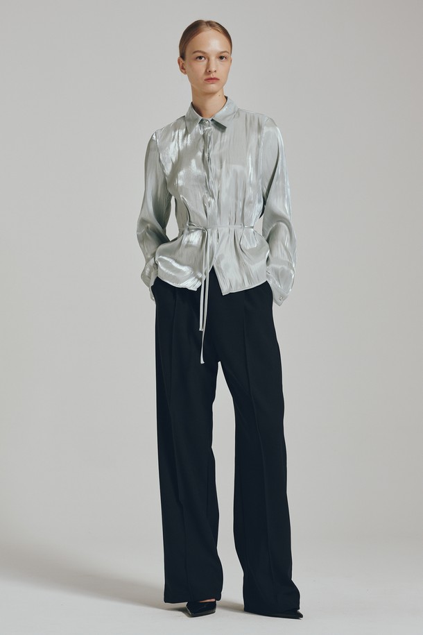 "원턱 밴딩 팬츠 - 딥 네이비"는 편안함과 스타일을 모두 갖춘 여성용 바지입니다. 딥 네이비 컬러의 무지 디자인으로, 출근룩부터 데이트룩까지 다양한 TPO에 활용 가능합니다. 모던, 미니멀, 클래식 스타일을 선호하는 분들께 적합하며, 사계절 내내 착용할 수 있는 중간 두께감의 긴 기장 바지입니다. 릴랙스핏 일자핏으로 편안한 착용감을 선사하며, 밴딩 허리 디자인과 앞턱 디테일이 특징입니다. 폴리에스테르와 스판덱스 혼방 소재로 제작되어 부드러운 촉감과 뛰어난 신축성을 자랑하며, 비침 걱정 없이 클린한 실루엣을 연출합니다.
