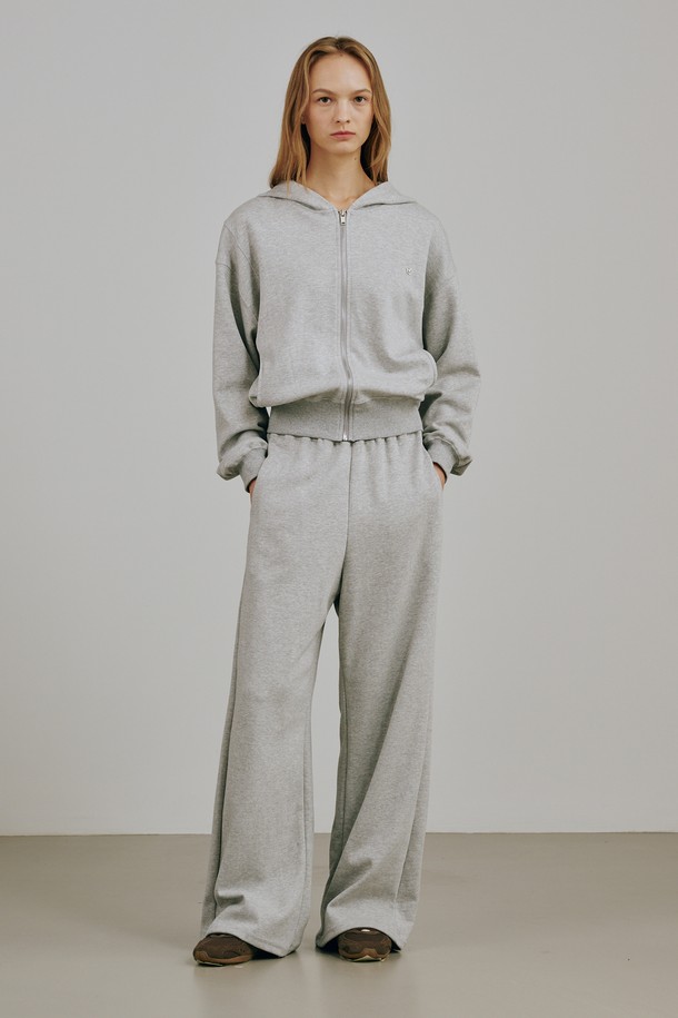 **에센셜 후드 집업 - 멜란지 그레이**는 부드러운 촉감의 릴랙스 핏 후드 집업입니다. 면 66%와 폴리에스터 34% 혼방 소재로 제작되어 사계절 내내 활용 가능합니다. 가슴 부분의 로고 장식이 포인트이며, 안감은 없습니다. 무지 디자인에 멜란지 그레이 컬러로 어떤 스타일에도 잘 어울립니다. 일상, 집콕, 산책 등 다양한 TPO에 캐주얼하고 미니멀하게 연출하기 좋습니다.
