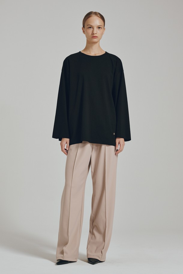 블랙 색상의 롱슬리브 오버핏 티셔츠입니다. 면, 폴리에스테르, 스판덱스 혼방 소재로 제작되어 부드러운 촉감과 편안한 착용감을 제공합니다. 라운드넥 디자인에 긴 소매 기장으로, 봄, 가을, 겨울 다양한 계절에 활용 가능합니다. 베이직하고 미니멀한 스타일로, 박스핏 실루엣과 프리미엄 립 마감 디테일이 돋보입니다. 겨울 데일리룩에 활용하기 좋은 아이템입니다.
