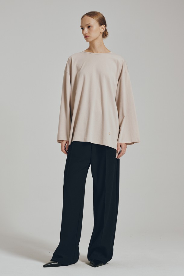 라이트 베이지 색상의 롱슬리브 오버핏 티셔츠입니다. 부드러운 촉감의 프리미엄 코튼 혼방 원단으로 제작되어 편안한 착용감을 선사합니다. 베이직하고 미니멀한 스타일로, 다양한 룩에 활용하기 좋습니다. 라운드넥에 긴소매 디자인이며, 중간 두께감으로 간절기부터 초겨울까지 착용하기 좋습니다. 인터록 마감 처리로 깔끔하며 모던한 실루엣을 연출합니다.
