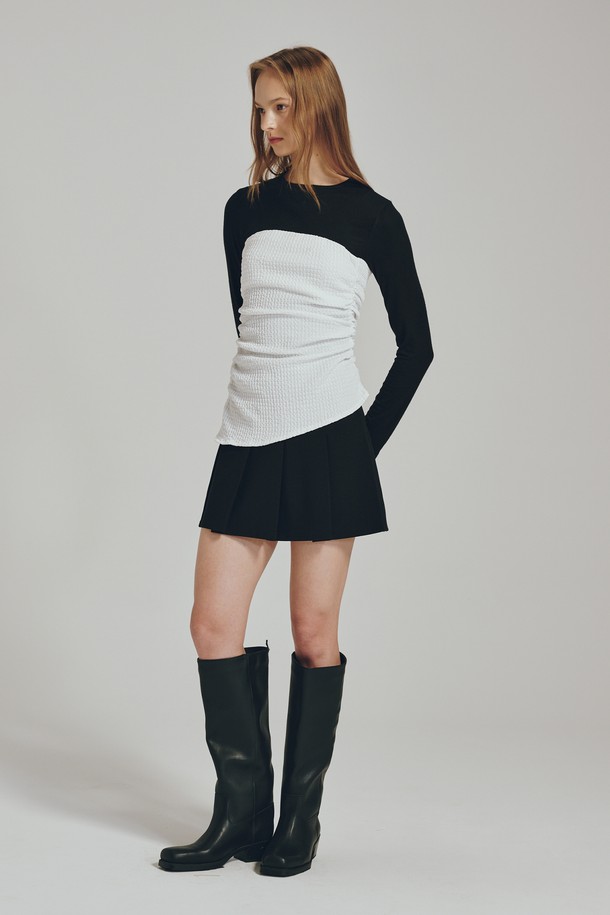 뷔스티에 탑 + 롱 슬리브 세트 - 블랙은 여성 의류 상의로, 일상, 데이트룩, 모임룩에 어울리는 베이직 스타일의 제품입니다. 블랙과 그레이 두 가지 색상으로 출시되었으며, 사계절 내내 착용 가능합니다. 레귤러 핏의 뷔스티에 탑과 리브드 소재의 긴소매 티셔츠가 세트로 구성되어 실용성을 높였습니다. 폴리에스테르, 레이온, 스판덱스 혼방의 부드러운 촉감과 신축성으로 편안한 착용감을 선사하며, 약간의 비침이 있을 수 있습니다. 미니멀, 캐주얼, 클래식 스타일을 즐기는 분들께 추천합니다.
