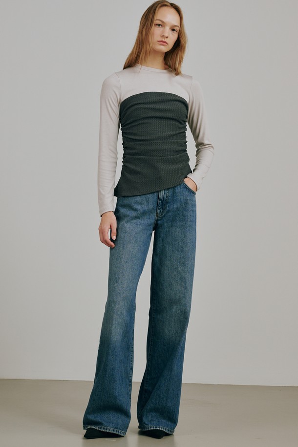 뷔스티에 탑 + 롱 슬리브 세트 - 그레이는 모던하고 베이직한 스타일을 추구하는 여성들을 위한 상의 세트입니다. 슬림 핏의 크롭 기장 뷔스티에 탑과 긴소매 롱 슬리브가 함께 구성되어 사계절 내내 활용 가능합니다. 부드러운 촉감의 폴리에스테르, 레이온, 스판덱스 혼방 소재로 제작되었으며, 립 디테일과 실리콘 마감 처리가 돋보입니다. 무지 디자인에 스퀘어넥 라인으로 세련된 느낌을 더하며, 데이트룩, 모임룩, 카페룩 등 다양한 TPO에 맞춰 미니멀, 클래식, 시크한 스타일을 연출할 수 있습니다. 단품으로도 착용 가능하여 실용성을 높였습니다.
