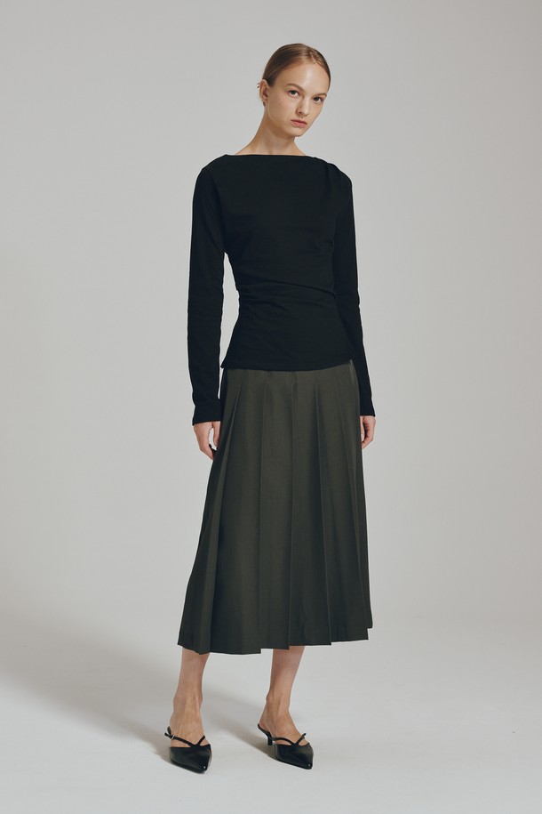 보트넥 드레이프 티셔츠 - 블랙은 여성스러운 실루엣을 강조하는 티셔츠입니다. 부드럽게 드레이핑된 디테일이 특징이며, 사이드 지퍼로 포인트를 더했습니다. 봄, 여름, 가을 시즌에 착용하기 좋으며, 레귤러 핏으로 편안하게 몸에 감기는 착용감을 선사합니다. 면 소재로 제작되어 탄탄한 촉감을 느끼실 수 있으며, 모던하고 우아한 스타일을 연출합니다. 데이트룩, 미니멀, 클래식, 시크 스타일을 즐겨 입는 여성분들께 추천합니다.
