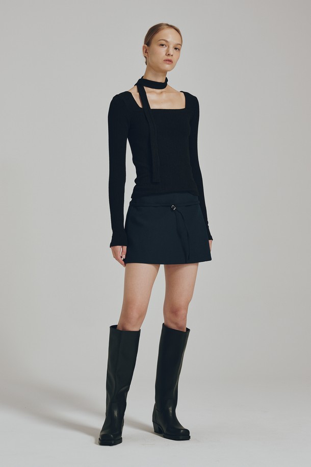 **스퀘어 넥 스카프 티셔츠 - 블랙**

세련된 무드의 스퀘어 넥 스카프 티셔츠입니다. 모던한 스타일의 여성 의류로, 블랙 색상과 레귤러핏, 긴소매 기장으로 제작되었습니다. 부드러운 촉감의 폴리에스테르 및 스판덱스 혼방 소재로 제작되어 신축성이 뛰어나고 편안한 착용감을 선사합니다. 데이트룩, 모임룩, 카페룩 등 다양한 TPO에 어울리며 미니멀, 클래식, 시크한 스타일을 연출하기 좋습니다. 얇은 두께감과 통기성이 좋아 사계절 내내 활용 가능하며, 무지 디자인으로  다양한 하의와 매치하기 용이합니다.
