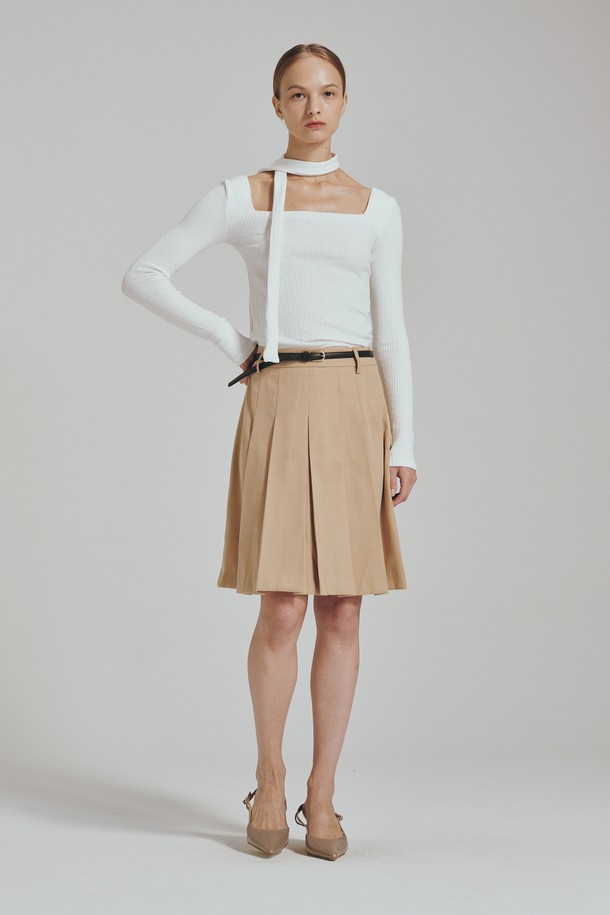 **스퀘어 넥 스카프 티셔츠 - 아이보리**

부드러운 촉감의 골지 소재로 제작된 여성용 티셔츠입니다. 스퀘어 넥 디자인과 긴 소매 기장으로 세련된 느낌을 더하며, 일상, 데이트룩 또는 카페룩에 활용하기 좋습니다. 봄, 여름 시즌에 어울리는 레귤러핏의 아이보리 컬러 티셔츠로, 스카프 세트 구성으로 다양한 스타일 연출이 가능합니다. 신축성 있는 폴리에스테르, 면, 레이온, 스판덱스 혼방 소재로 편안하게 착용할 수 있으며, 밴드로 보강된 네크라인이 특징입니다. 미니멀, 캐주얼, 클래식 스타일을 즐겨 입는 여성분들께 추천합니다.
