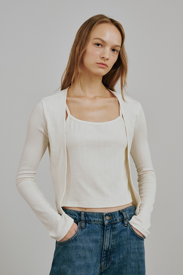 소프트 가디건 슬리브리스 세트 - 블랙은 페미닌하고 모던한 스타일을 연출하는 여성 의류 세트입니다. 부드러운 촉감의 폴리에스테르와 스판덱스 혼방 소재로 제작되어 신축성이 뛰어나 편안한 착용감을 선사합니다. 사계절 내내 활용 가능한 얇은 두께감과 통기성 좋은 소재로 제작되었으며, 크롭 기장의 가디건과 민소매 디자인으로 세련된 분위기를 더합니다. 데이트룩, 카페룩, 모임룩 등 다양한 TPO에 맞춰 미니멀, 클래식, 로맨틱한 스타일링을 완성해보세요. 무지 패턴의 슬림핏 디자인으로 어떤 옷에도 쉽게 매치할 수 있습니다.
