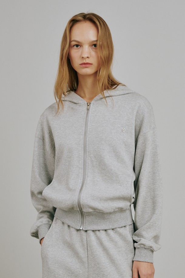 에센셜 후드 집업 셋업 - 멜란지 그레이는 베이직하고 캐주얼한 스타일의 후드 집업입니다. 멜란지 그레이 컬러로 제작되어 어떤 옷에도 쉽게 매치할 수 있으며, 일상생활에서 편안하게 착용하기 좋습니다. 봄, 가을 시즌에 적합하며, 릴랙스 핏으로 편안한 착용감을 선사합니다. 동네 마실룩이나 산책룩으로 활용하기 좋으며, 미니멀한 스타일을 선호하는 분들께 추천합니다.
