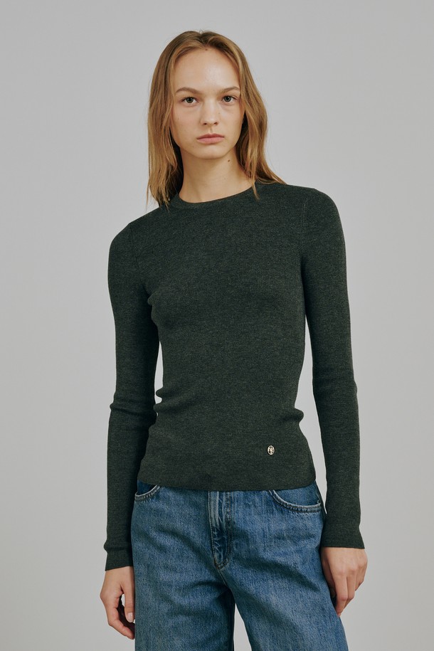 라운드 넥 울 니트 - 4 컬러

부드러운 촉감이 돋보이는 라운드 넥 울 니트입니다. 가을, 겨울에 따뜻하게 입을 수 있으며, 베이직하면서 미니멀한 스타일을 연출합니다. 스카이블루, 아이보리, 차콜, 블랙 4가지 컬러로 출시되어 다양한 룩에 매치하기 좋습니다. 슬림핏으로 떨어지는 레귤러 기장의 긴소매 니트로, 단독 또는 레이어드하여 폭넓게 활용 가능합니다. 데이트룩, 카페룩, 겨울 데일리룩 등 여러 TPO에 맞춰 미니멀, 클래식, 캐주얼 스타일을 완성해보세요.
