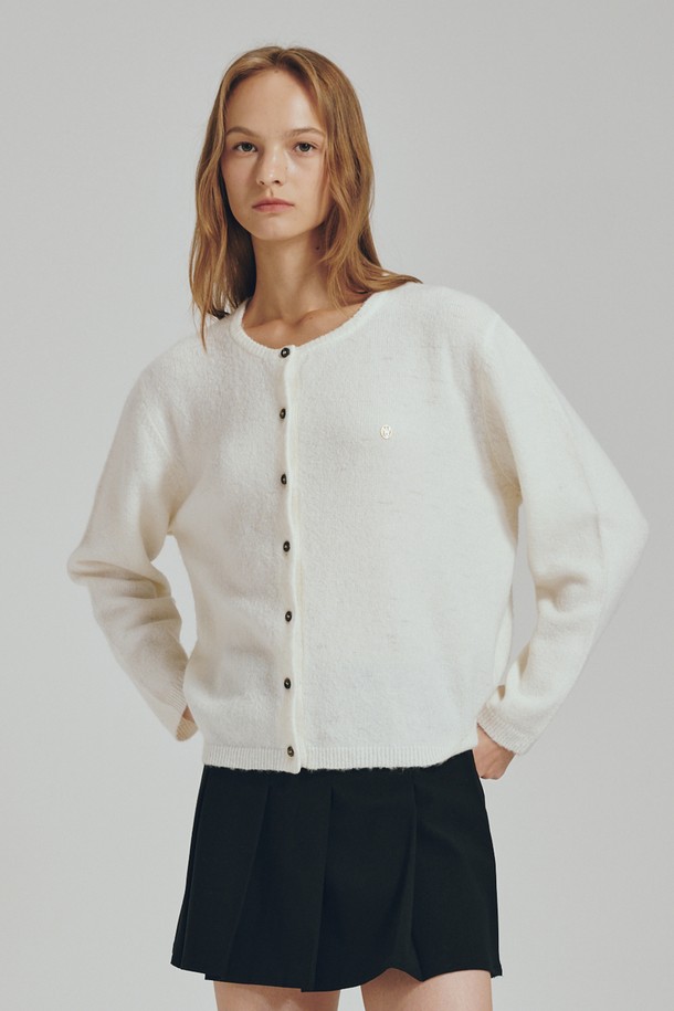 아이보리 컬러의 울 라운드 소프트 가디건입니다. 부드러운 촉감과 가벼운 착용감으로 편안하게 즐길 수 있으며, 봄, 가을, 겨울 계절에 폭넓게 활용 가능합니다. 라운드 넥과 레귤러 핏으로 미니멀하고 모던한 스타일을 연출하며, 데이트룩, 카페룩 등 다양한 TPO에 잘 어울립니다. 울 혼방 소재로 고급스러운 외관을 자랑하며,  무지 디자인으로 어떤 옷에도 쉽게 매치할 수 있습니다. 베이직하면서도 세련된 분위기를 연출하여 데일리룩으로 활용하기 좋습니다.
