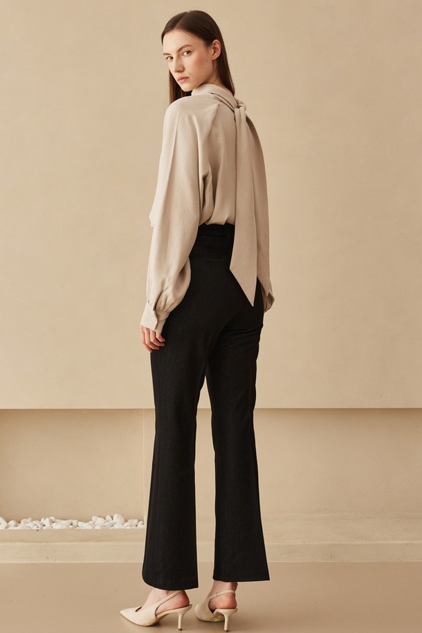 투턱 스카프 블라우스 - 베이지는 우아하고 클래식한 무드를 선사하는 여성 블라우스입니다. 레이온과 폴리에스테르 혼방 소재로 제작되어 부드러운 촉감을 느끼실 수 있으며, 봄, 가을에 착용하기 좋습니다. 루즈핏의 긴소매 디자인에 스카프넥이 더해져 세련된 분위기를 연출하며, 투턱 디테일이 은은한 포인트를 더합니다. 오피스룩, 모임룩, 데이트룩 등 다양한 TPO에 활용 가능하며, 미니멀, 클래식, 로맨틱 스타일을 즐겨 입는 분들께 추천합니다. 베이지 컬러는 어떤 하의와도 잘 어울려 활용도가 높습니다.
