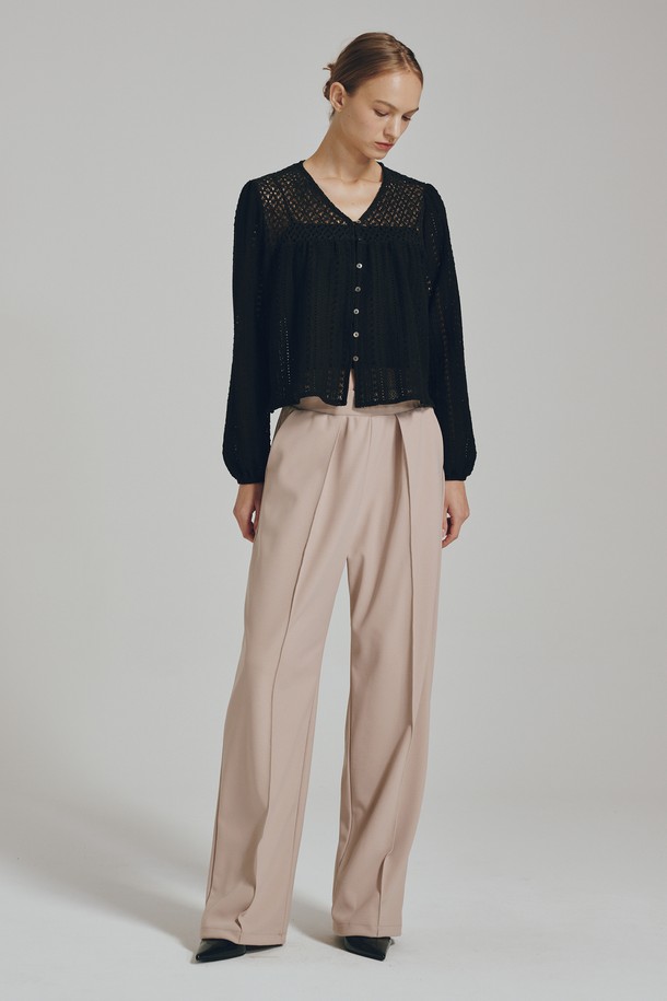 블랙 브이넥 펀칭 블라우스는 여성스러운 분위기를 연출하는 상의입니다. 봄, 여름에 어울리는 레귤러 핏의 긴소매 블라우스로, 브이넥 디자인과 펀칭 디테일이 특징입니다. 폴리에스테르와 면 혼방 소재로 제작되어 부드러운 촉감과 통기성을 제공하며, 중간 두께감으로 편안하게 착용할 수 있습니다. 데이트룩, 카페룩 등 다양한 TPO(Time, Place, Occasion)에 활용 가능하며, 클래식, 미니멀, 시크 스타일을 선호하는 분들께 추천합니다. 신축성은 거의 없으며, 반투명하여 은은한 멋을 더합니다.
