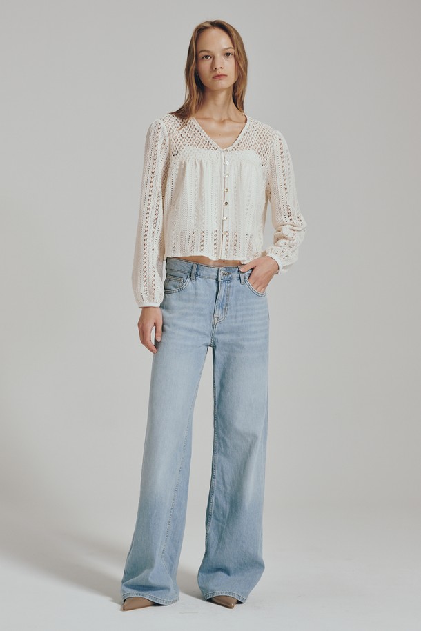 크림 컬러의 브이넥 펀칭 블라우스는 여성스러운 스타일을 강조하는 상의입니다. 봄, 여름 계절에 어울리는 디자인으로, 페미닌하고 베이직한 스타일을 선호하는 분들께 적합합니다. 레귤러 기장의 긴소매 블라우스로, 부드러운 촉감의 폴리에스테르와 면 혼방 소재로 제작되어 편안하게 착용할 수 있습니다. 펀칭과 레이스 디테일이 돋보이며, 브이넥 라인으로 여성스러운 분위기를 더했습니다. 데이트룩, 카페룩, 모임룩 등 다양한 TPO에 클래식하고 미니멀한 스타일을 연출해보세요.
