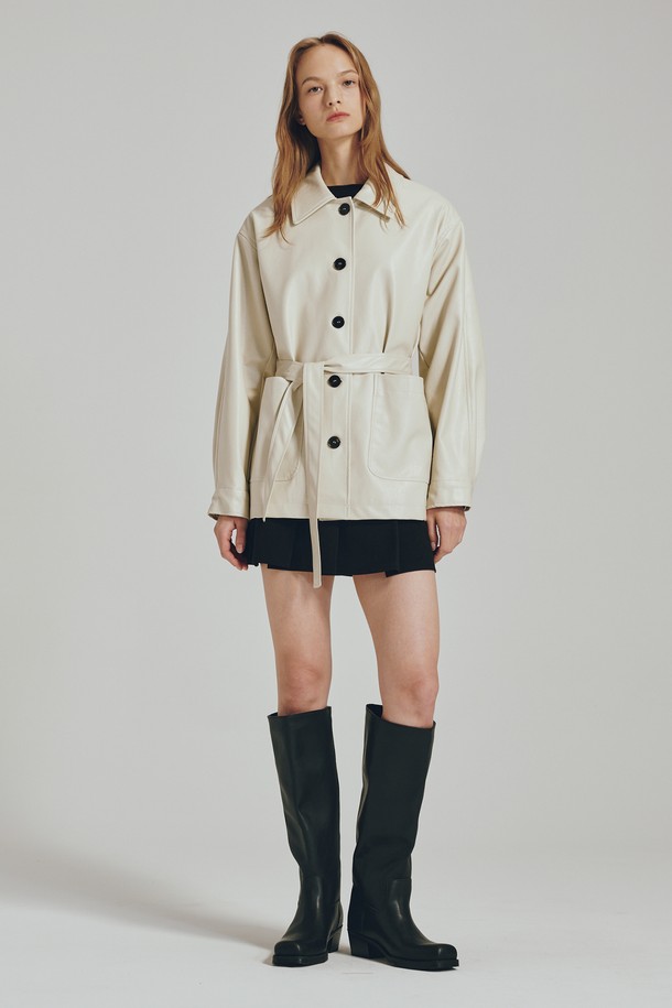 벨티드 레더 재킷 - 크림은 여성 고객을 위한 아우터입니다. 봄, 가을에 적합하며, 미니멀하고 클래식한 스타일을 연출합니다. 부드러운 폴리우레탄과 레이온 혼방 소재로 제작되었으며, 중간 두께감으로 편안하게 착용할 수 있습니다. 릴랙스 핏에 7부 소매 기장, 싱글 버튼 여밈, 벨트 디테일, 넓은 포켓, 하단 골드 로고, 안감 처리, 신축성 없음 등의 특징을 갖췄습니다. 데이트룩, 모임룩에 잘 어울리며, 클래식, 미니멀, 시크한 스타일을 완성합니다.
