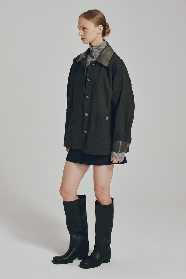 다크 그레이 컬러의 코튼 레더 워크 재킷입니다. 봄, 가을에 착용하기 좋은 이 재킷은 캐주얼, 베이직 스타일을 연출하기에 적합하며, 데이트룩, 가을 나들이룩에 매치하기 좋습니다. 고밀도 코튼 원단과 바이오워싱 가공, 고급 메탈 버튼, 레더 디테일이 돋보입니다. 릴랙스 핏에 중간 두께감으로 편안한 착용감을 선사하며, 부드러운 촉감이 특징입니다. 무지 디자인에 넉넉한 핏으로 어떤 스타일에도 잘 어울립니다.
