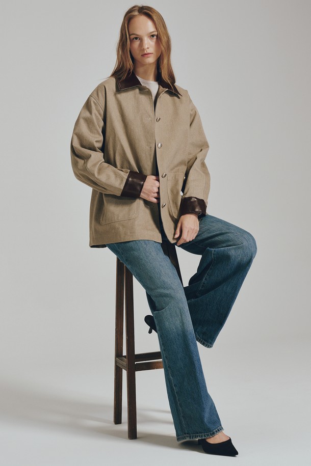 코튼 레더 워크 재킷 - 베이지는 여성용 아우터로, 봄, 가을에 적합한 워크 재킷입니다. 부드러운 촉감의 면과 인조 가죽 소재로 제작되었으며, 릴랙스 핏의 중간 두께감으로 편안하게 착용할 수 있습니다. 캐주얼, 베이직 스타일을 연출하기 좋으며, 데이트룩, 쇼핑룩에 매치하기 좋습니다. 메탈 버튼 디테일과 레더 트림 장식이 포인트이며, 무지 디자인에 하프 기장으로 다양한 스타일링이 가능합니다.
