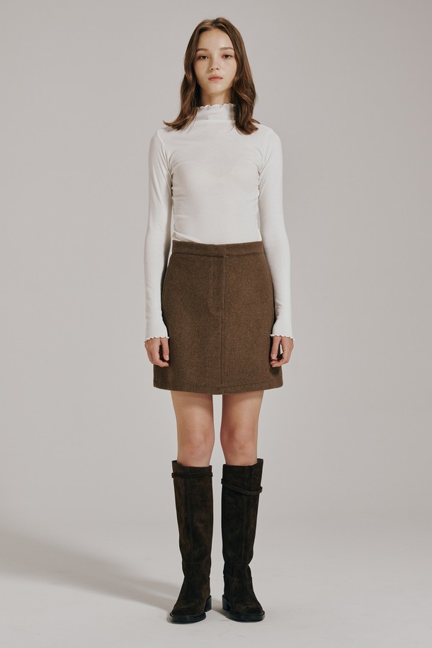 **울 미니 스커트 - 브라운**

가을, 겨울 시즌에 어울리는 여성용 울 미니 스커트입니다. 부드러운 촉감의 울 소재로 제작되어 따뜻하고 편안하게 착용할 수 있습니다. 베이직하고 미니멀한 디자인에 A라인 핏으로, 다양한 상의와 매치하여 데이트룩, 모임룩, 출근룩 등 다채로운 스타일을 연출할 수 있습니다. 기본 디자인과 심플한 실루엣으로 유행을 타지 않아 오랫동안 활용 가능합니다. 브라운 컬러의 무지 패턴으로 어떤 옷에도 쉽게 코디할 수 있는 활용도 높은 아이템입니다.
