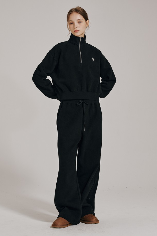 따뜻함이 가득한 [기모] 하프 집업 크롭 스웨트셔츠 - 블랙입니다. 부드러운 기모 안감으로 포근한 착용감을 선사하며, 추운 날씨에도 따뜻하게 몸을 감싸줍니다. 하프넥 디자인과 오버핏, 크롭 기장으로 캐주얼하면서도 스포티한 스타일을 연출할 수 있습니다. 허리 스트링으로 핏을 조절하여 다양한 스타일을 완성해보세요. 집콕룩, 산책룩 등 편안한 일상에 잘 어울리는 아이템입니다.
