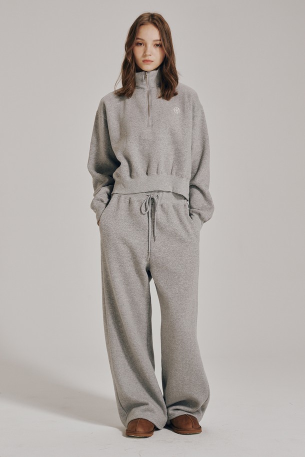 [기모] 하프 집업 크롭 스웻셔츠는 캐주얼하고 미니멀한 스타일을 연출하기 좋은 여성 상의입니다. 멜란지 그레이 컬러의 무지 디자인으로, 가을과 겨울에 따뜻하게 착용할 수 있습니다. 부드러운 기모 안감과 두꺼운 두께감으로 포근한 착용감을 선사하며, 하프넥과 하프 집업 디테일이 특징입니다. 레귤러핏 크롭 기장으로 제작되어 편안하면서도 스타일리시한 룩을 완성하며, 집콕룩이나 산책룩으로 활용하기 좋습니다. 긴 소매 기장으로 보온성을 높였습니다.
