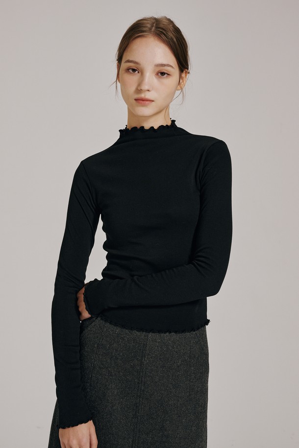 세련된 분위기를 연출하는 프릴 하프넥 티셔츠 (블랙)입니다. 부드러운 면 소재로 제작되어 편안한 착용감을 선사하며, 슬림핏 디자인으로 여성스러운 실루엣을 강조합니다. 하프넥 라인과 프릴 디테일이 더해져 베이직하면서도 여성스러운 포인트를 더했습니다. 봄, 가을, 겨울 계절에 활용 가능하며, 출근룩 또는 데이트룩으로 미니멀, 클래식, 걸리시 스타일을 연출하기 좋습니다. 긴 소매 기장으로 간절기에도 따뜻하게 착용할 수 있습니다.
