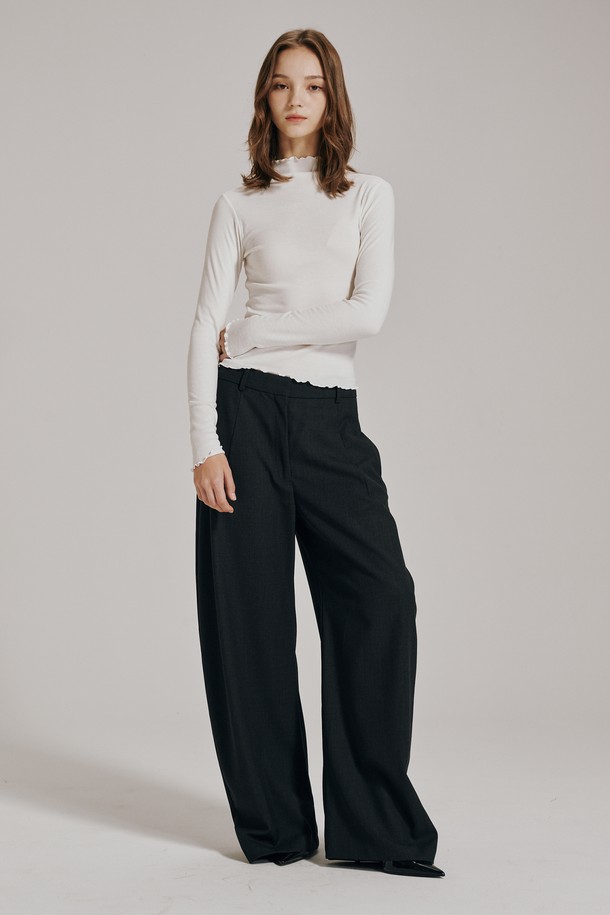 아이보리 컬러의 프릴 하프넥 티셔츠입니다. 부드러운 면 소재로 제작되어 편안한 착용감을 선사하며, 봄, 가을 시즌에 적합합니다. 레귤러 핏에 긴 소매 기장으로 여성스러운 실루엣을 연출합니다. 하프넥 디자인과 프릴 디테일이 페미닌한 무드를 더해 데이트룩, 모임룩, 클래식 또는 미니멀 스타일 모두에 잘 어울립니다. 얇은 두께감으로 간절기에도 부담 없이 착용하기 좋습니다.
