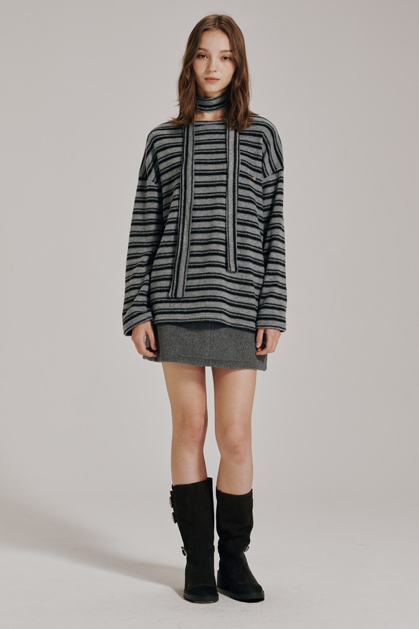 그레이 컬러의 스트라이프 스카프 니트 티셔츠입니다. 하프넥 디자인에 긴 소매 기장으로, 가을과 겨울철에 따뜻하게 착용하기 좋습니다. 부드러운 니트 소재로 제작되어 편안한 착용감을 선사하며, 루즈핏으로 캐주얼하고 베이직한 스타일을 연출합니다. 스카프 디테일이 더해져 포인트를 주어 출근룩을 포함한 다양한 일상 룩에 활용하기 좋습니다. 두꺼운 두께감으로 보온성을 높였습니다.
