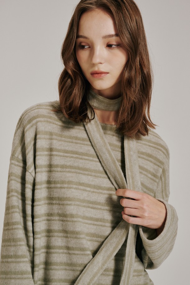 싱그러운 그린 컬러가 돋보이는 스트라이프 스카프 니트 티셔츠입니다. 부드러운 니트 소재로 제작되어 편안한 착용감을 선사하며, 레귤러핏으로 자연스러운 실루엣을 연출합니다. 간절기에 활용하기 좋은 얇은 두께감과 긴 소매 기장으로, 캐주얼한 무드를 더해줍니다. 스카프넥 디자인과 스트라이프 패턴이 만나 미니멀하면서도 클래식한 스타일을 완성합니다. 일상에서 세련된 포인트를 더할 수 있는 여성 니트 티셔츠입니다.
