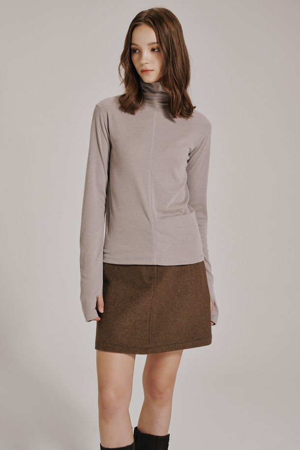 모던한 감각을 더한 스티치 터틀넥 워머 티셔츠입니다. 부드러운 면 소재에 도톰한 두께감으로 가을, 겨울철 따뜻하게 착용하기 좋습니다. 베이직한 디자인에 스티치 디테일로 포인트를 주어 클래식, 미니멀, 캐주얼 등 다양한 스타일을 연출할 수 있습니다. 출근룩, 모임룩 등 TPO에 구애받지 않고 활용 가능한 실용적인 아이템입니다. 레귤러핏으로 편안하게 착용 가능하며, 워머 기능으로 목을 따뜻하게 감싸줍니다.
