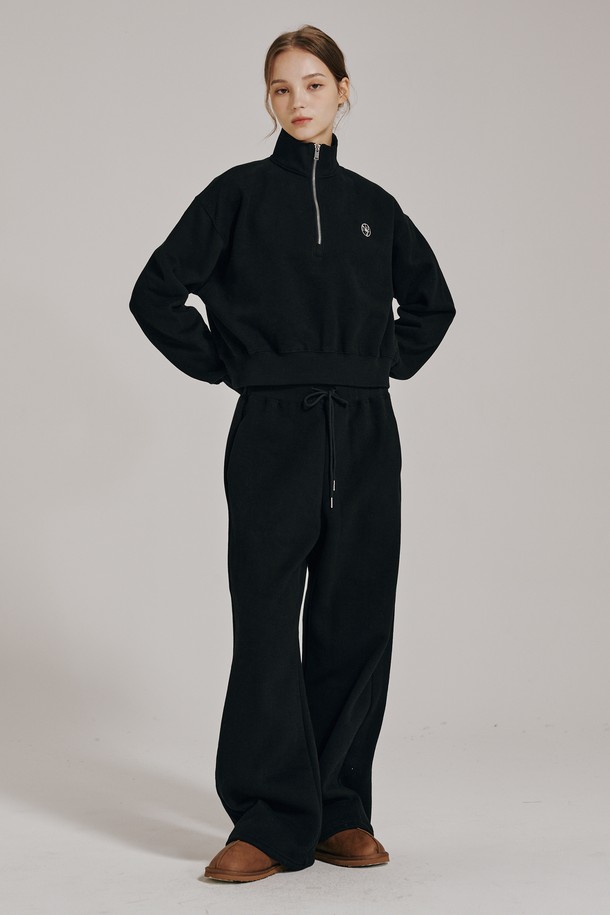 [기모] 하프 집업 크롭 스웻셔츠 셋업 - 블랙은 캐주얼, 스포티한 스타일의 여성 의류입니다. 가을, 겨울에 착용하기 좋은 두꺼운 두께감의 기모 소재로 제작되어 부드러운 촉감을 선사하며, 보온성을 높였습니다. 하프넥 디자인과 크롭 기장의 스웻셔츠 상의와 레귤러핏 하의가 셋업으로 구성되어 있어 집콕룩, 산책룩 등 다양한 일상 상황에서 활용하기 좋습니다. 무지 디자인에 블랙 컬러로 미니멀한 매력을 더하여 어떤 스타일에도 쉽게 매치할 수 있습니다. 긴소매와 집업 여밈 방식으로 편안함과 활동성을 동시에 갖췄습니다.
