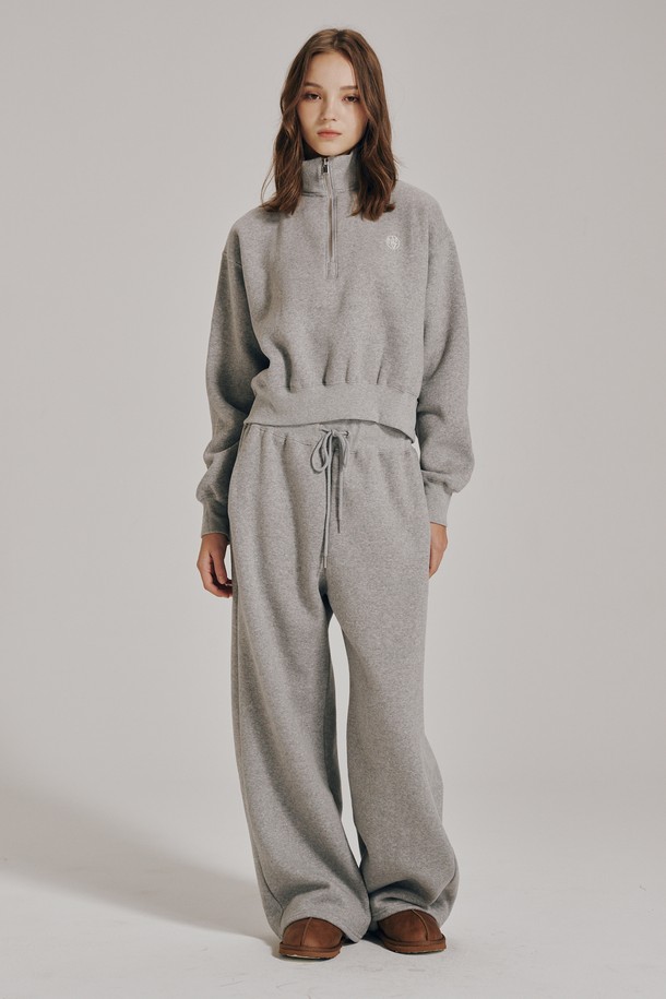 따뜻하고 포근한 [기모] 하프 집업 크롭 스웻셔츠 셋업 - 멜란지 그레이입니다. 부드러운 기모 안감으로 가을, 겨울철에도 따뜻하게 착용 가능하며, 일상복뿐만 아니라 집콕룩, 산책룩으로도 활용하기 좋습니다. 크롭 기장과 루즈핏으로 트렌디한 스타일을 연출하며, 하프넥 디자인이 포인트를 더합니다. 멜란지 그레이 컬러의 무지 디자인으로 어떤 스타일에도 쉽게 매치할 수 있으며, 캐주얼, 스포티, 미니멀한 무드를 연출하기에 좋습니다. 집업 방식으로 편안하게 착용할 수 있는 실용적인 셋업입니다.
