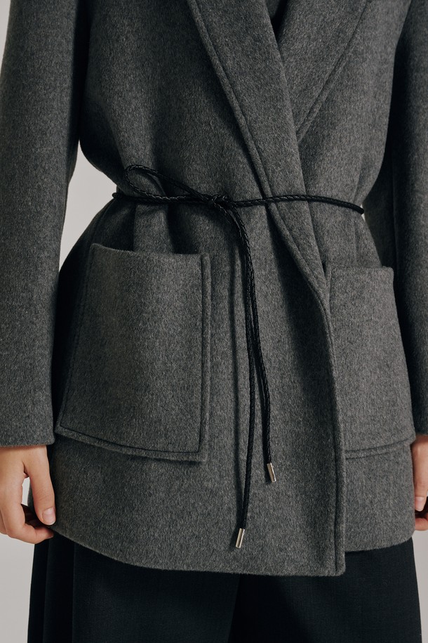 차콜 컬러의 울 벨티드 재킷입니다. 가을과 겨울에 착용하기 좋은 두꺼운 두께감의 오버핏 재킷으로, 벨트 디테일이 허리 라인을 잡아주어 클래식하고 시크한 무드를 연출합니다. 무지 디자인에 긴 소매 기장과 포켓 디테일로 실용성을 더했습니다. 오피스룩, 출근룩, 모임룩 등 다양한 TPO에 활용할 수 있습니다.
