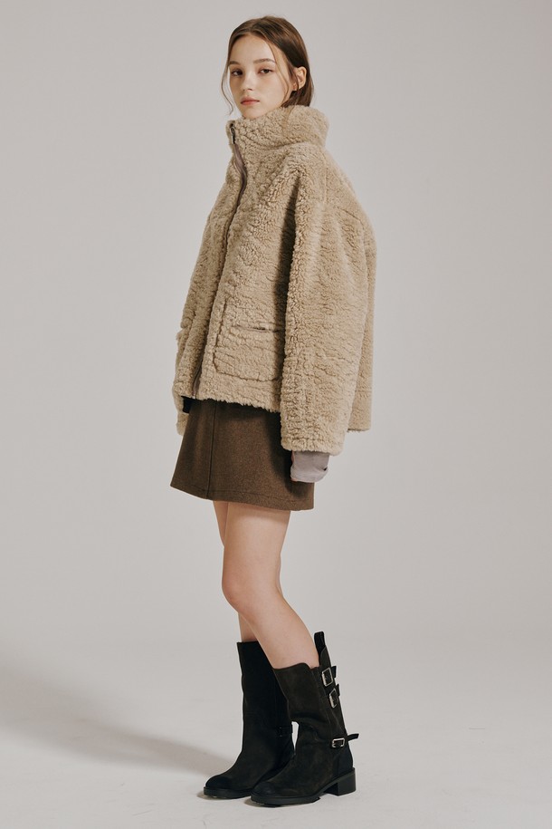 모카 컬러의 리버시블 스웨이드 무스탕입니다. 캐주얼 및 미니멀 스타일을 연출하기 좋으며, 가을과 겨울에 따뜻하게 착용할 수 있습니다. 부드러운 스웨이드 소재로 제작되어 편안한 촉감을 선사하며, 두꺼운 두께감으로 보온성을 높였습니다. 크롭 기장의 레귤러핏 디자인과 집업 여밈 방식으로 간편하게 착용할 수 있습니다. 양면 착용이 가능하여 다양한 스타일을 연출할 수 있는 실용적인 아우터입니다.
