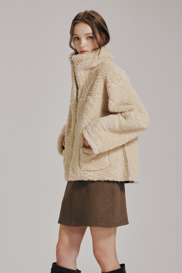 리버시블 스웨이드 무스탕 - 카멜은 여성용 아우터로, 가을과 겨울에 따뜻하게 입을 수 있는 제품입니다. 부드러운 스웨이드 소재와 안감의 퍼가 특징이며, 캐주얼 및 베이직 스타일을 연출하기 좋습니다. 무지 디자인에 루즈핏과 크롭 기장으로 편안함과 스타일리시함을 동시에 만족시킵니다. 집업 방식으로 간편하게 착용 가능하며, 리버시블 디자인으로 다양한 스타일 연출이 가능합니다.
