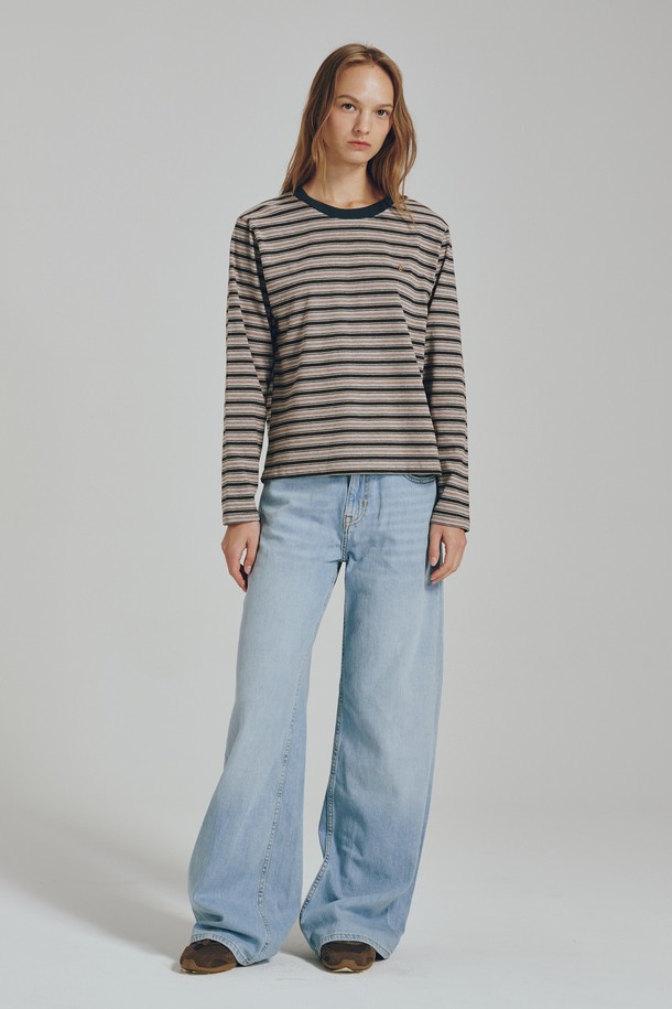 세련된 스타일을 연출하는 스트라이프 롱슬리브 티셔츠입니다. 부드러운 면과 폴리에스테르 혼방 소재로 제작되어 편안한 착용감을 선사합니다. 라운드넥 디자인과 레귤러핏으로 어떤 스타일에도 잘 어울리며, 데이트룩이나 카페룩 등 다양한 TPO에 활용하기 좋습니다. 캐주얼, 미니멀, 클래식 무드를 연출하며, 메탈 로고 디테일이 은은한 포인트를 더합니다. 봄, 가을 시즌에 활용하기 좋은 긴소매 티셔츠로, 모던한 실루엣을 완성합니다.
