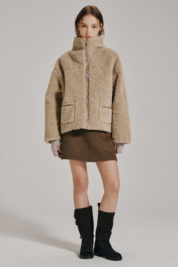 모카 컬러의 리버시블 스웨이드 무스탕입니다. 캐주얼 및 미니멀 스타일을 연출하기 좋으며, 가을과 겨울에 따뜻하게 착용할 수 있습니다. 부드러운 스웨이드 소재로 제작되어 편안한 촉감을 선사하며, 두꺼운 두께감으로 보온성을 높였습니다. 크롭 기장의 레귤러핏 디자인과 집업 여밈 방식으로 간편하게 착용할 수 있습니다. 양면 착용이 가능하여 다양한 스타일을 연출할 수 있는 실용적인 아우터입니다.
