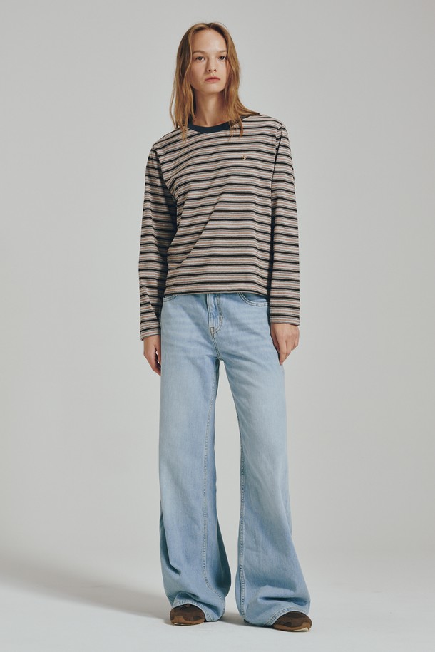 세련된 스타일을 연출하는 스트라이프 롱슬리브 티셔츠입니다. 부드러운 면과 폴리에스테르 혼방 소재로 제작되어 편안한 착용감을 선사합니다. 라운드넥 디자인과 레귤러핏으로 어떤 스타일에도 잘 어울리며, 데이트룩이나 카페룩 등 다양한 TPO에 활용하기 좋습니다. 캐주얼, 미니멀, 클래식 무드를 연출하며, 메탈 로고 디테일이 은은한 포인트를 더합니다. 봄, 가을 시즌에 활용하기 좋은 긴소매 티셔츠로, 모던한 실루엣을 완성합니다.
