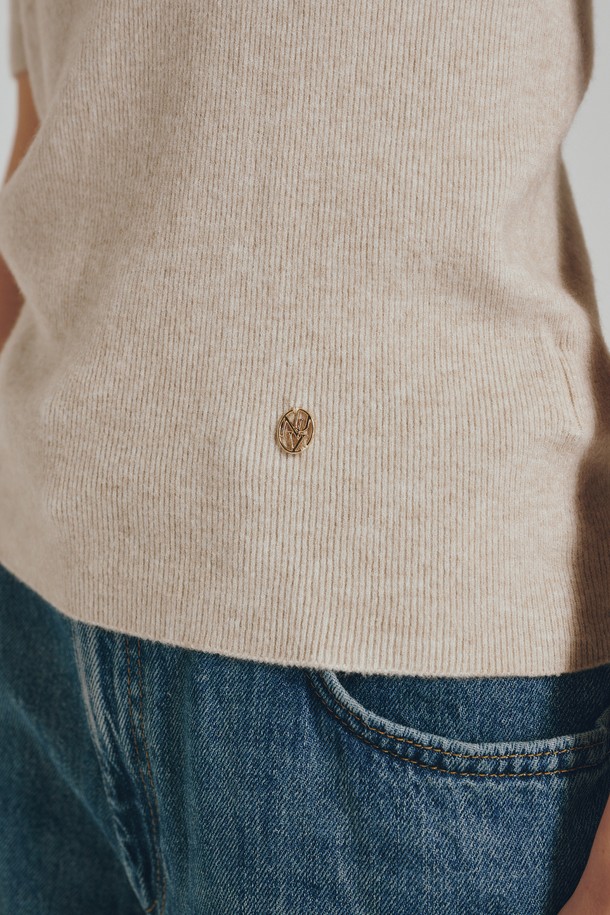 알파카 홀가먼트 하프 슬리브 니트는 부드러운 촉감의 프리미엄 알파카 울 혼방 소재로 제작되어 봄, 가을 시즌에 적합합니다. 블랙, 그레이, 베이지 3가지 컬러로 출시되어 미니멀하고 베이직한 스타일을 연출할 수 있습니다. 심리스 홀가먼트 구조로 편안한 착용감을 선사하며, 라운드넥과 레귤러핏 디자인으로 어떤 룩에도 잘 어울립니다. 데이트룩이나 카페룩과 같이 특별한 날, 또는 일상에서도 세련된 스타일을 완성해보세요.
