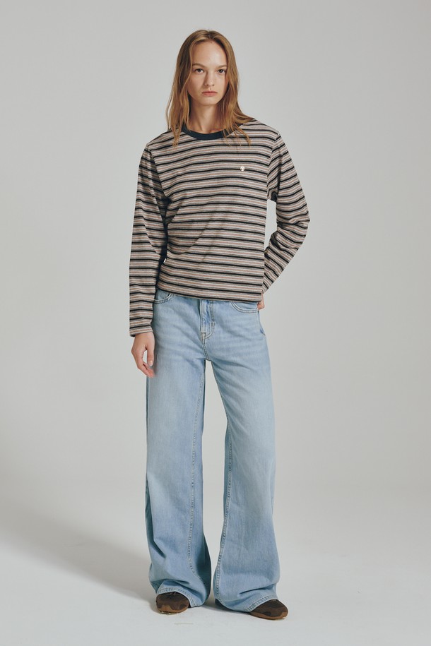 세련된 스타일을 연출하는 스트라이프 롱슬리브 티셔츠입니다. 부드러운 면과 폴리에스테르 혼방 소재로 제작되어 편안한 착용감을 선사합니다. 라운드넥 디자인과 레귤러핏으로 어떤 스타일에도 잘 어울리며, 데이트룩이나 카페룩 등 다양한 TPO에 활용하기 좋습니다. 캐주얼, 미니멀, 클래식 무드를 연출하며, 메탈 로고 디테일이 은은한 포인트를 더합니다. 봄, 가을 시즌에 활용하기 좋은 긴소매 티셔츠로, 모던한 실루엣을 완성합니다.
