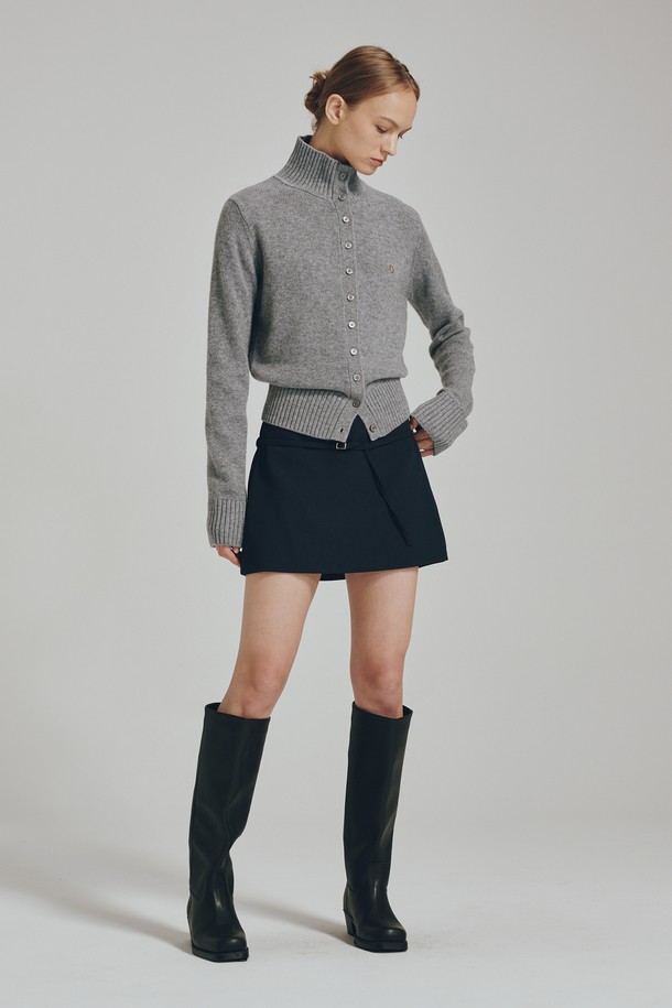 멜란지 그레이 컬러의 터틀넥 울 가디건입니다. 여성 의류로, 봄, 가을, 겨울 계절에 착용하기 좋습니다. 베이직하고 미니멀한 스타일로, 출근룩, 오피스룩, 겨울 데일리룩 등 다양한 TPO에 활용할 수 있습니다. 부드러운 울, 나일론, 아크릴 혼방 소재로 제작되었으며, 레귤러핏의 긴 소매입니다. 중간 두께감에 버튼 여밈 방식으로, 모던한 실루엣을 연출하며 단독 또는 이너로도 활용 가능합니다.
