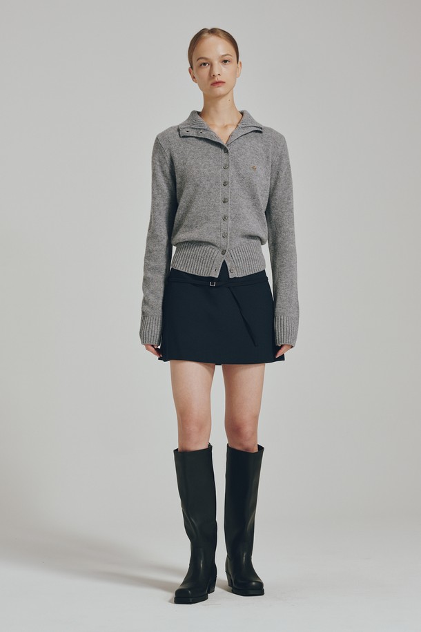 멜란지 그레이 컬러의 터틀넥 울 가디건입니다. 여성 의류로, 봄, 가을, 겨울 계절에 착용하기 좋습니다. 베이직하고 미니멀한 스타일로, 출근룩, 오피스룩, 겨울 데일리룩 등 다양한 TPO에 활용할 수 있습니다. 부드러운 울, 나일론, 아크릴 혼방 소재로 제작되었으며, 레귤러핏의 긴 소매입니다. 중간 두께감에 버튼 여밈 방식으로, 모던한 실루엣을 연출하며 단독 또는 이너로도 활용 가능합니다.
